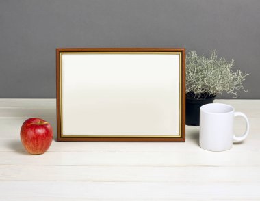 Kahverengi kare mockup bitki pot, kupa ve elma ahşap raf