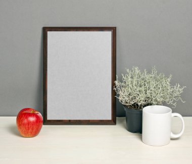 Kahverengi kare mockup bitki pot, kupa ve elma ahşap raf