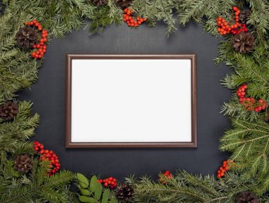 Noel framework herdem yeşil çam ağacı, koniler, holly berry ile bir