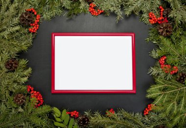 Noel framework herdem yeşil çam ağacı, koniler, holly berry ile bir