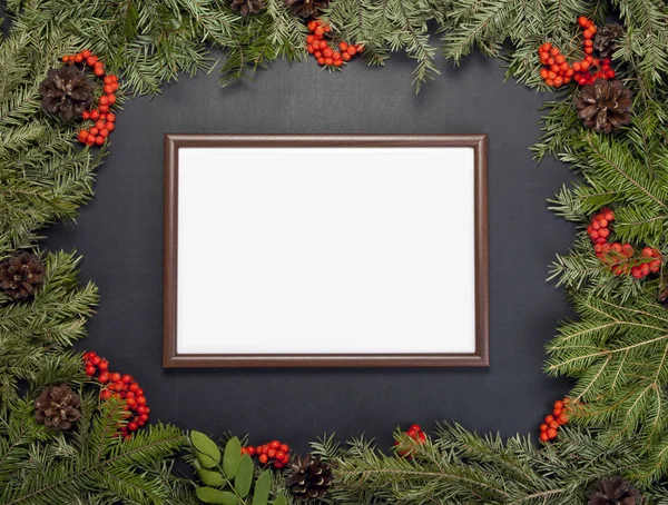 Noel framework herdem yeşil çam ağacı, koniler, holly berry ile bir