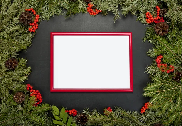 Noel framework herdem yeşil çam ağacı, koniler, holly berry ile bir