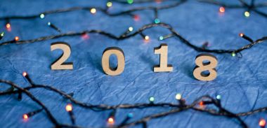 Ahşap numaraları numarası 2018 ve Noel ışıkları aç bir