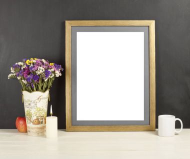 Kahverengi kare mockup alan çiçek vazo, elma, kupa ve mum ile. Boş çerçeve tanıtım tasarım için sahte. Modern sanat için şablon çerçeveleme