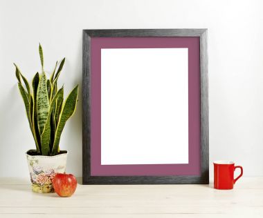 Bitki pot, kupa ve elma ahşap raf boş fotoğraf çerçevesi alay et.