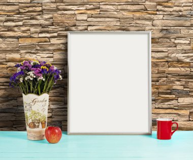 Gümüş çerçeve mockup alan çiçek vazo, elma ve kupa ile. Boş çerçeve tanıtım tasarım için sahte. Modern sanat için şablon çerçeveleme