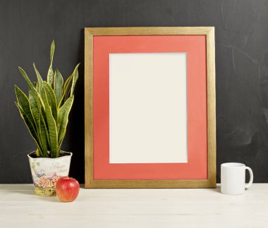 Çerçeve mockup bitki pot, apple ve kupa ile