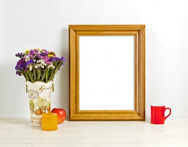 Kahverengi kare mockup alan çiçek vazo, elma, kupa ve mum ile