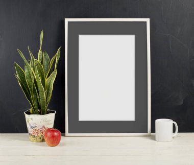 Çerçeve mockup bitki pot, apple ve kupa ile