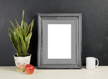 Çerçeve mockup bitki pot, apple ve kupa ile