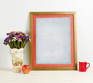 Kahverengi kare mockup alan çiçek vazo, elma, kupa ve mum ile