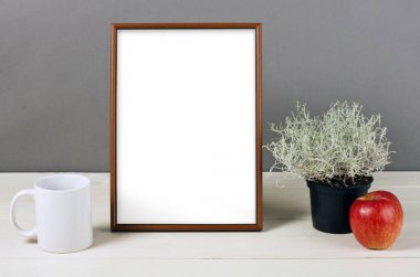 Çerçeve mockup bitki pot, kupa ve elma ahşap raf