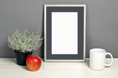 Çerçeve mockup bitki pot, kupa ve elma ahşap raf