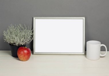 Çerçeve mockup bitki pot, kupa ve elma ahşap raf