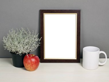 Çerçeve mockup bitki pot, kupa ve elma ahşap raf. Boş çerçeve tanıtım tasarım için sahte. Modern sanat için şablon çerçeveleme