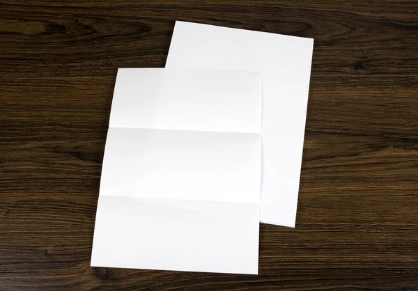 Papel timbrado em branco sobre madeira para substituir seu design . — Fotografia de Stock