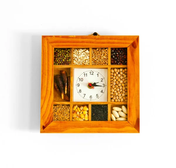 与种子在白色背景上的天然手工制作时钟. — 图库照片