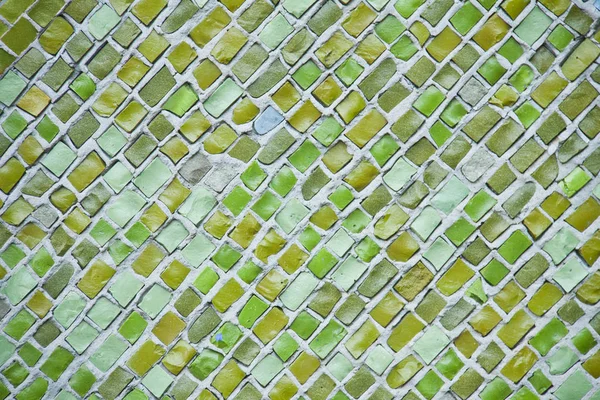 Hintergrund aus grünem Keramikmosaik. eine Wand mit einer strukturierten Surfa — Stockfoto