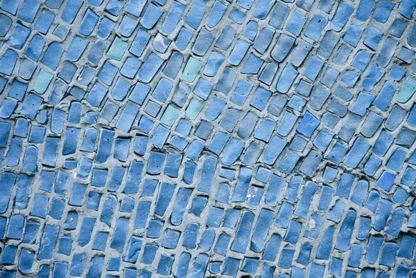 Fundo de mosaico de cerâmica azul. Uma parede com uma superfície texturizada — Fotografia de Stock