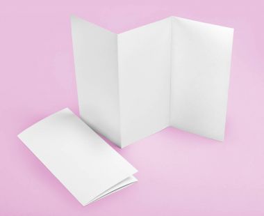 Boş beyaz katlama kağıt afiş