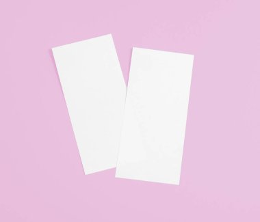 Tasarımınızı değiştirmek için pembe bir arka plan üzerinde boş el ilanı.