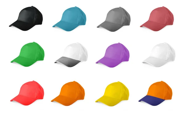 Set de gorras de béisbol de colores sobre fondo blanco . — Foto de Stock