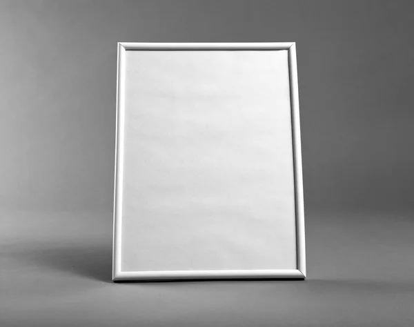 Quadro vertical branco para pinturas ou fotografias sobre backgr cinza — Fotografia de Stock