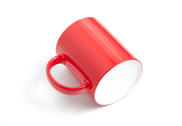 白い背景の上に横たわる赤と白コーヒー カップ モックアップ. — ストック写真