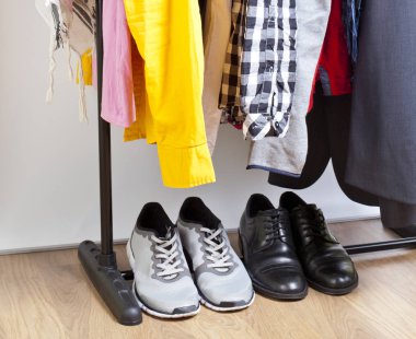 Erkek giysi ve ayakkabı ile dolap