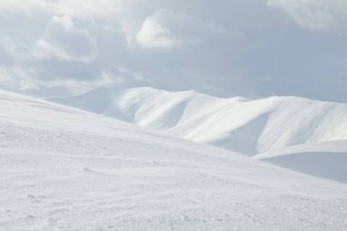 Karpat dağ manzarası. Kar dağ Panoraması.