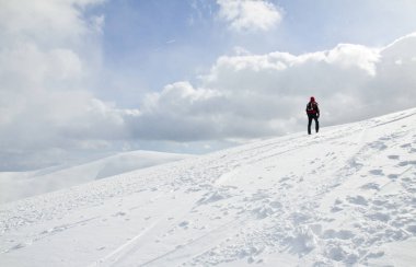 Adam yukarı karla kaplı Karpat, Ukrayna'da hiking.