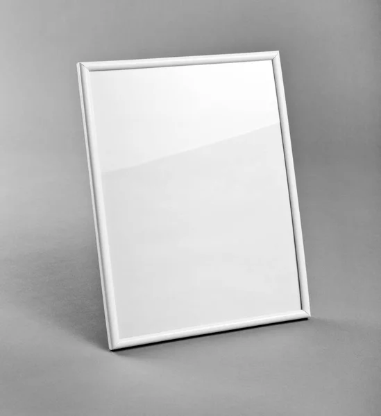 Bílý svislý rám pro malby nebo fotografie na šedém pozadí — Stock fotografie
