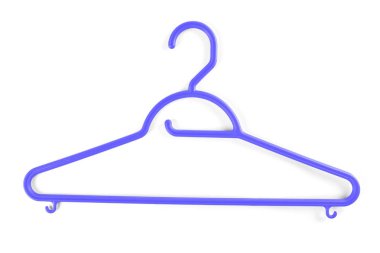 Beyaz bir arka plan üzerinde elbise için mor plastik askı.