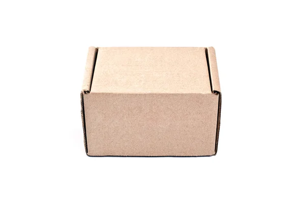 Caja de cartón cerrada para embalaje sobre fondo blanco . — Foto de Stock