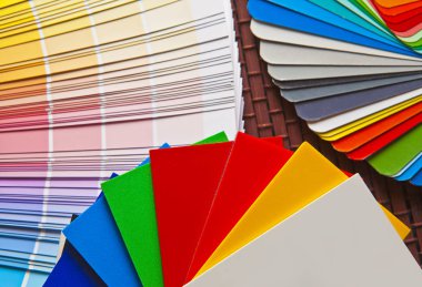 Bambu hasır üzerinde açık Pantone/Ral renk kart dizisini.
