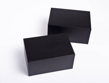 İçin paket beyaz bir arka plan üzerinde siyah karton kutular.