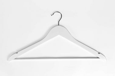 Beyaz bir arka plan üzerinde elbise için ahşap askı.