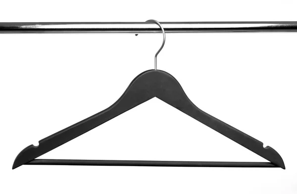 Cintre à vêtements en bois noir sur barre transversale en métal isolé sur whit — Photo