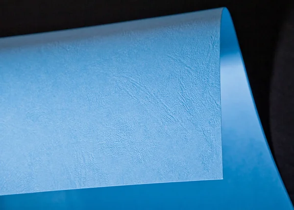 Gekrulde hoek van blauw papier. Mock up. Close-up. Macro schot. — Stockfoto