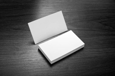 Mockup ahşap arka plan, beyaz kartvizit