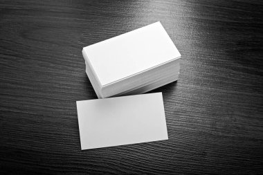 Mockup ahşap arka plan, beyaz kartvizit