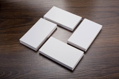 Mockup ahşap arka plan, beyaz kartvizit
