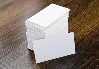 Mockup ahşap arka plan, beyaz kartvizit