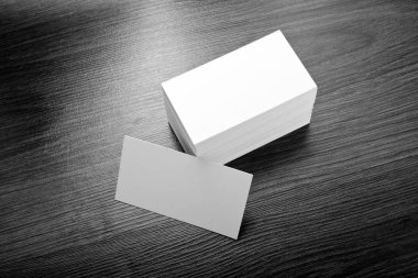 Mockup ahşap arka plan, beyaz kartvizit