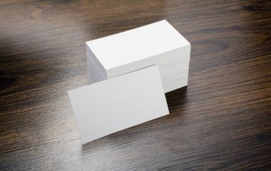 Mockup ahşap arka plan, beyaz kartvizit