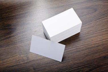 Mockup ahşap arka plan, beyaz kartvizit