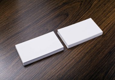 Mockup ahşap arka plan, beyaz kartvizit