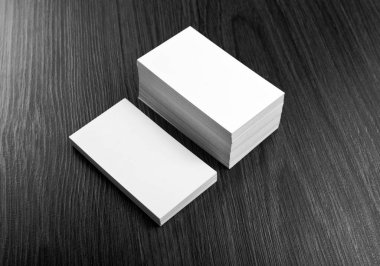 Mockup ahşap arka plan, beyaz kartvizit