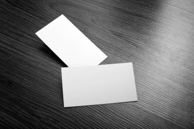 Mockup ahşap arka plan, beyaz kartvizit