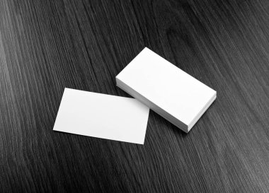 Mockup ahşap arka plan, beyaz kartvizit